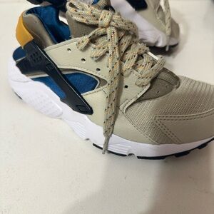 Nike Shoes Youth 4.5 Light Stone
Marina Air Huarache Run